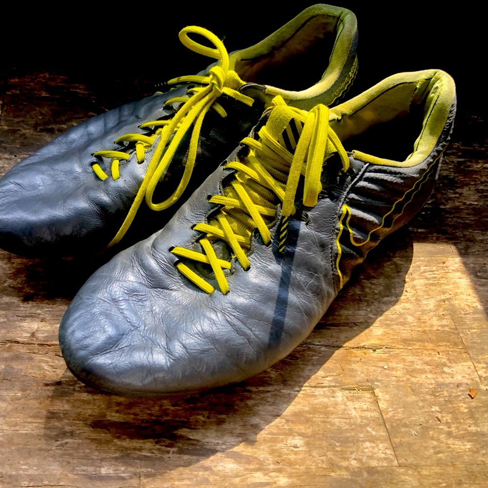 Nike AH7238-070 Men’s Gray Yellow Leather Soccer Clearts Size 10.5